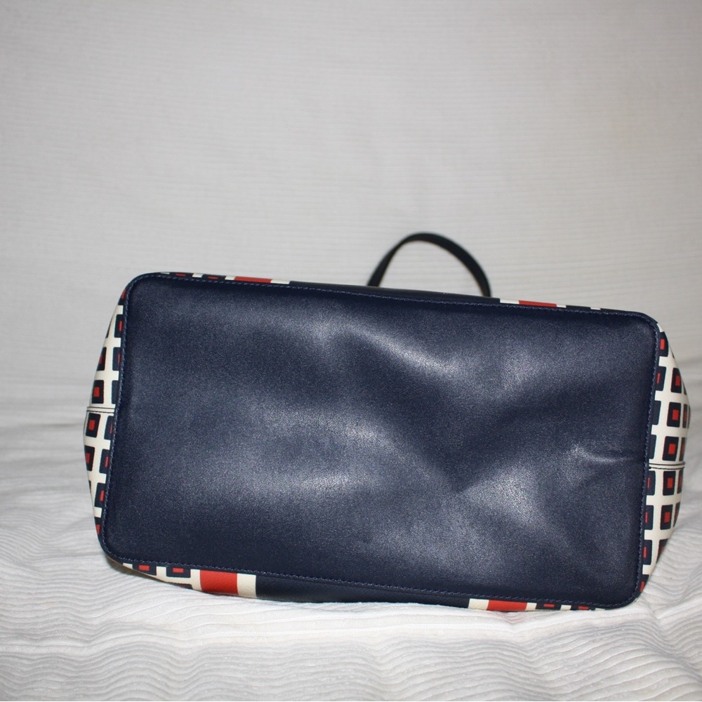 Tory Burch Kerrington Milano Square Bucket Tote and Brigette Cosmetic Case - Picture 7 of 15